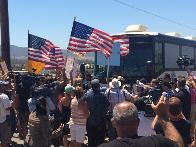 Manifestación in el sur de California contra una guagua cargando refugiados de Centro América